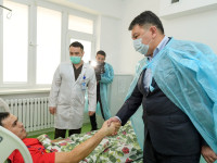 Канат Бозумбаев навестил пострадавших  во время массовых беспорядков
